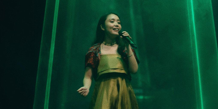 Neida Aleida tampil di atas panggung