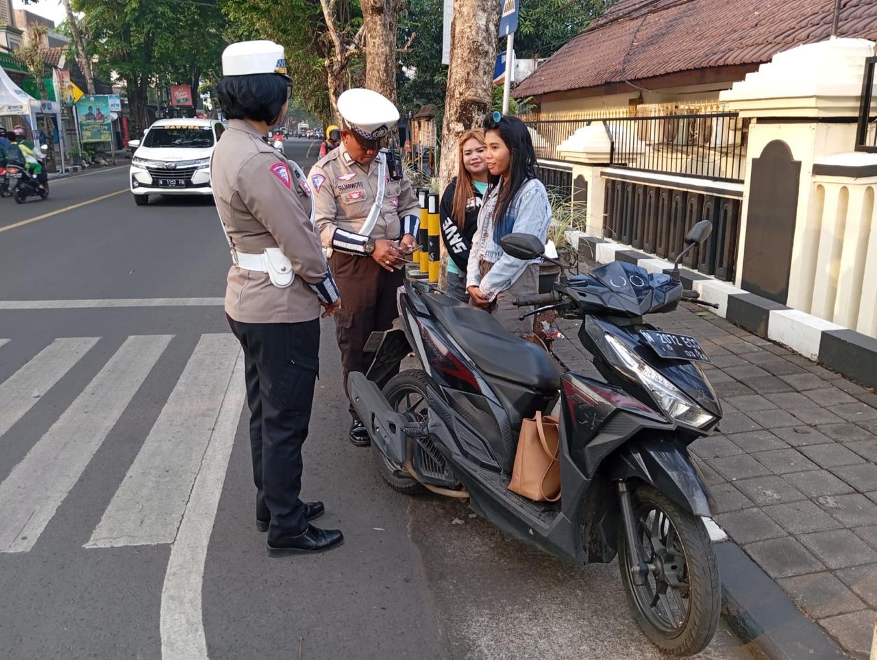 SANKSI TEGURAN: Petugas dari Polres Malang memberhentikan kendaraan yang tidak mematuhi tata tertib lalu lintas kemarin (18/10).