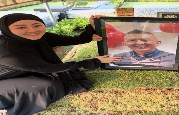 Sherly Fanny, istri almarhum Hajime Kondoh sedang berada di makam sang suami. (Instagram fannykondoh)