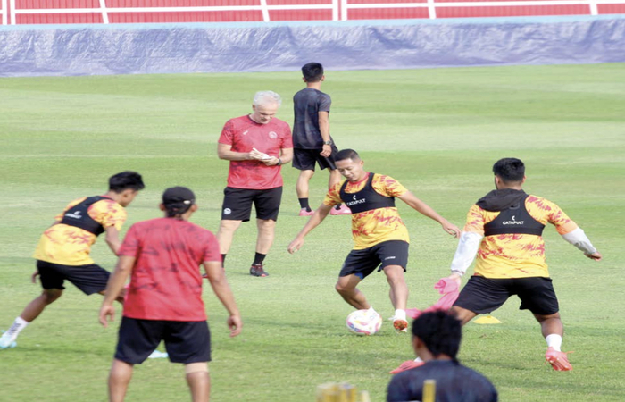 SESUAI HARAPAN: Para pemain Arema FC menjalani latihan rondo di Stadion Soepriadi, Rabu lalu (16/10).