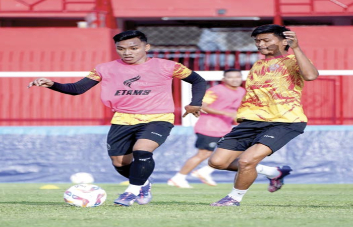 MENDAPAT KEUNTUNGAN: Arkhan Fikri (kiri) berusaha melepaskan umpan dalam sesi latihan di Stadion Soepriadi, Rabu lalu (16/10).