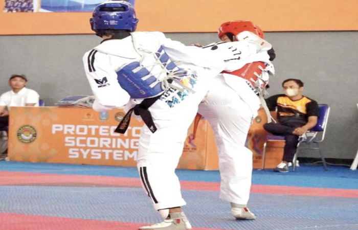 TIDAK SEKADAR BERLAGA: Atlet Taekwondo Kota Malang (kiri) melepaskan tendangan dalam turnamen di GOR Merdeka Jombang, bulan lalu.