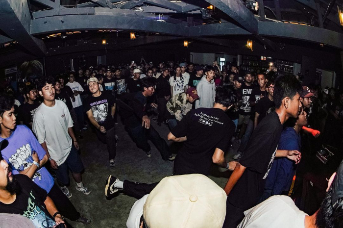 Potret Suasana Penampilan Band Hardcore (sumber: instagram @dazzleworlddd)