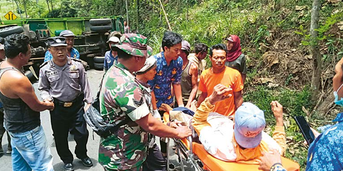 GAGAL NANJAK: Salah satu korban truk terguling di jurang Jalan Raya Kebyongan, Desa Kebobang, Wonosari mengalami luka ringan dan mendapat pertolongan petugas. Mereka dibawa menuju Puskesmas Wonosari.