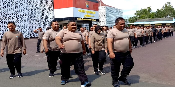 Puluhan Polisi menjalani latihan fisik di halaman Mapolres Trenggalek (era.id)