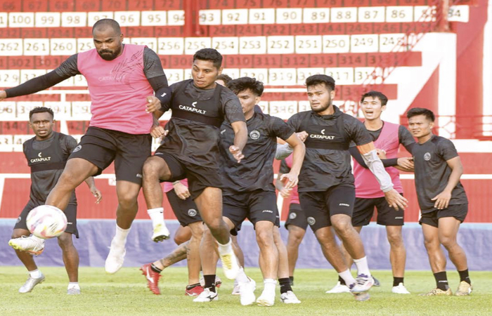 PANTANG TUMBANG: Para pemain Arema FC menjalani latihan set-piece di Stadion Soepriadi, Blitar, Kamis lalu (17/10).