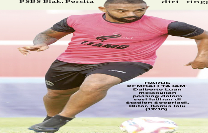 HARUS KEMBALI TAJAM: Dalberto Luan melakukan passing dalam sesi latihan di Stadion Soepriadi, Blitar, Kamis lalu (17/10).