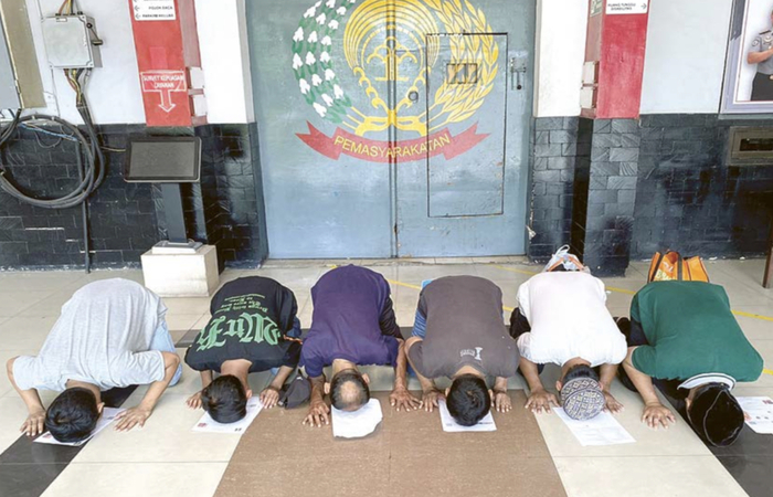 MENGHIRUP UDARA BEBAS: Para napi bersujud setelah keluar dari gerbang Lapas Kelas II A Sidoarjo, kemarin (18/10).