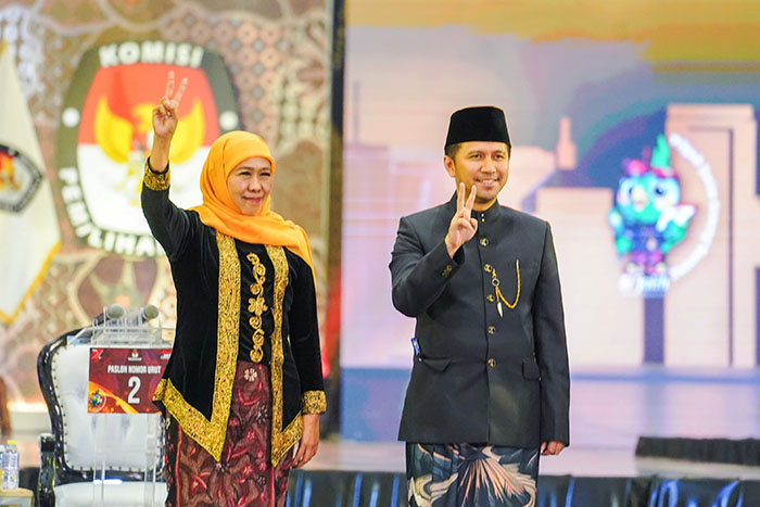 Khofifah Indarparawansa dan Emil Dardak,calon Gubernur dan Wakil Gubernur Jatim dalam debat perdana di Graha Unesa, Sabtu (19/10)