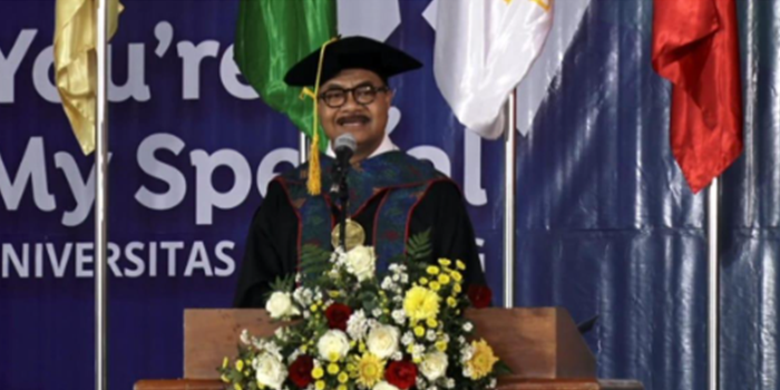 Wisuda: Rektor Universitas Ma Chung, Prof. Dr. Ir. Stefanus Yufra M Taneo MS MSc, memberikan sambutan penuh inspirasi pada Wisuda ke-14 di Balai Pertiwi Universitas Ma Chung, Sabtu (19/10).