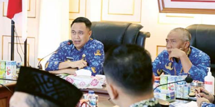 BERI PERHATIAN: Pj Wali Kota Malang Iwan Kurniawan memimpin rapat koordinasi antar-perangkat daerah untuk penanganan anak tidak sekolah di Balai Kota, Kamis lalu (17/10)