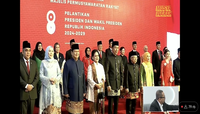 Potret foto bersama setelah kedatangan Presiden Joko Widodo pada Minggu (20/10/24) di Gedung Nusantara, Senayan, Jakarta di acara pelantikan Presiden dan Wakil Presiden terpilih 2024-2029.