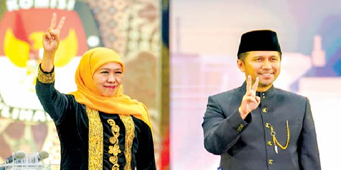 MEMPESONA: Pasangan Khofifah Indarparawansa-Emil Elestianto dardak setelah debat perdana di Graha Unesa, Jumat lalu (18/10).