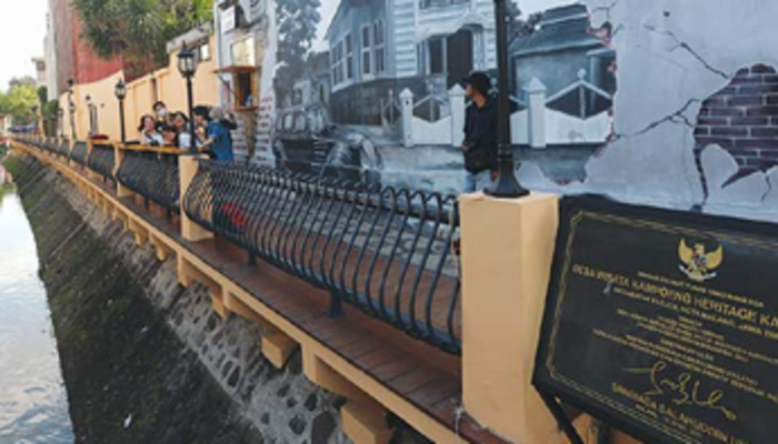 TAMBAH DAYA TARIK: Sejak awal dikembangkan, Kampung Kajoetangan Heritage bersolek dengan sejumlah gambar mural.