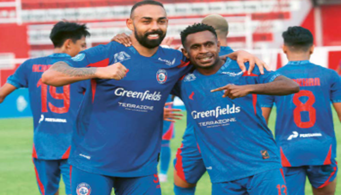 TIDAK EUFORIA: Dalberto Luan (kanan) bersama samuel Balinsa merayakan gol pembalik kedudukan dalam laga melawan Malut United, di stadion soepriadi, Blitar, kemarin