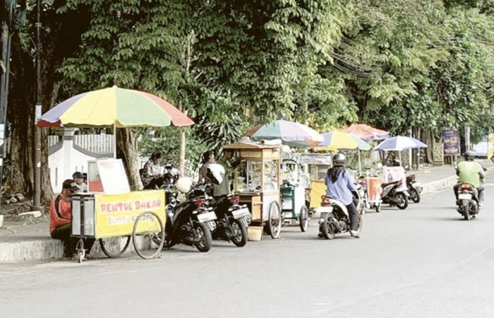 HARUS PATUH: deretan PKL liar masih berdagang di Jalan Surabaya kemarin siang.
