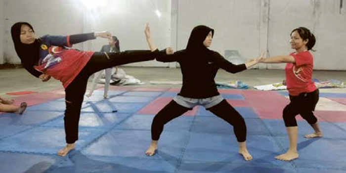INGIN PRESTASI: Atlet karate Kota Malang berlatih tendangan di Lantai 4 MOG, Jumat lalu (2/8). KARATE KOTA MALANG FOR RADAR MALANG