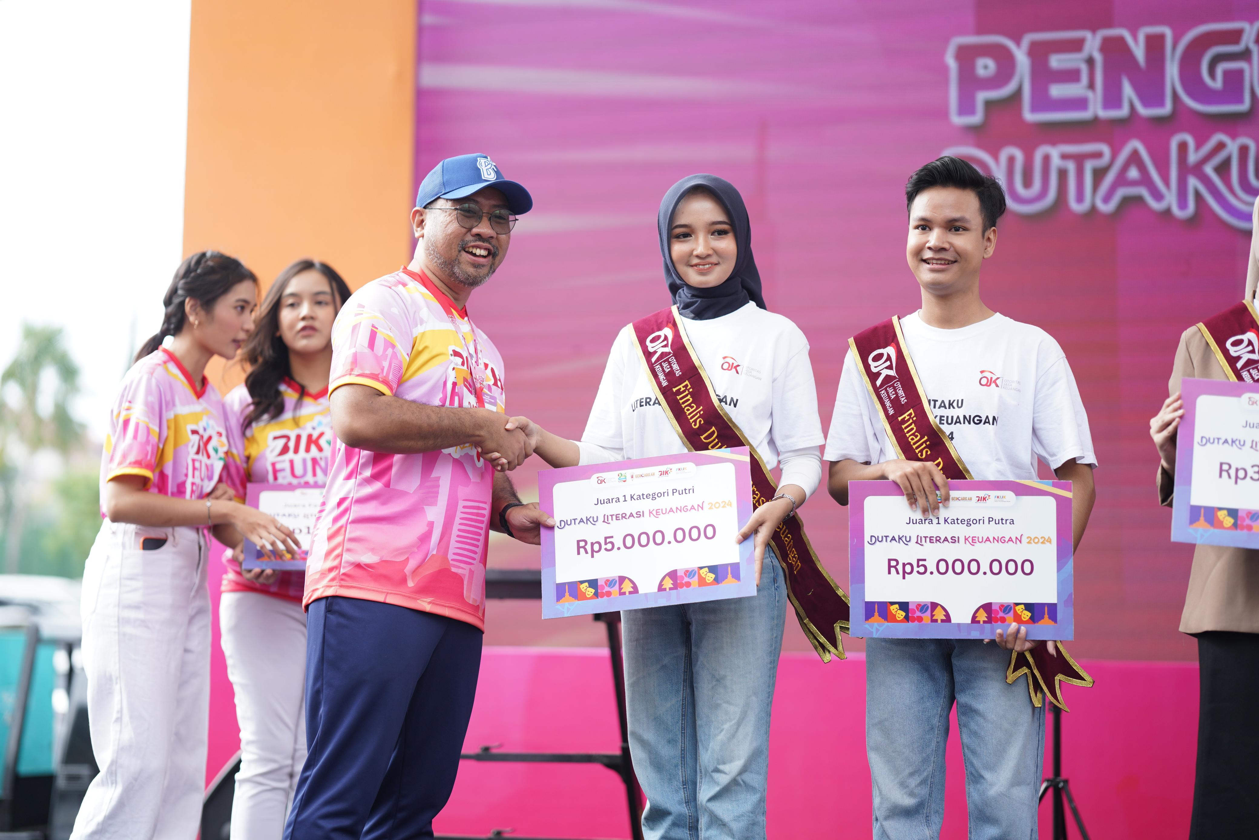 Kepala OJK Malang Biger A Maghribi (topi biru) memberi selamat kepada jawara DutaKu Literasi Keuangan di CFD Batu (20/10).