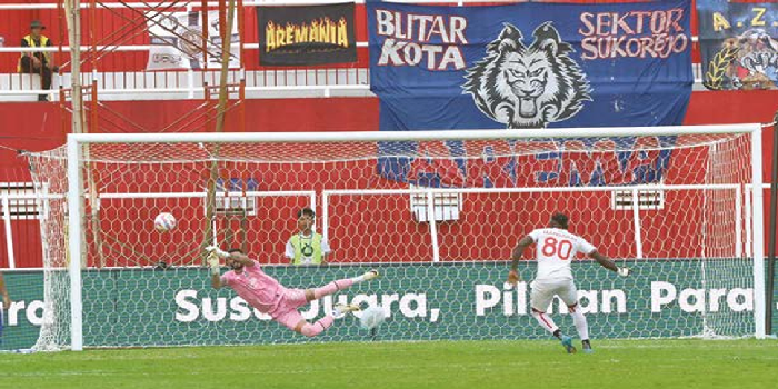 TANGGUH: Lucas Frigeri berhasil menghalau tendangan penalti penyerang Malut United Victor Mansaray dalam laga, Sabtu lalu (19/10). DARMONO/RADAR MALANG