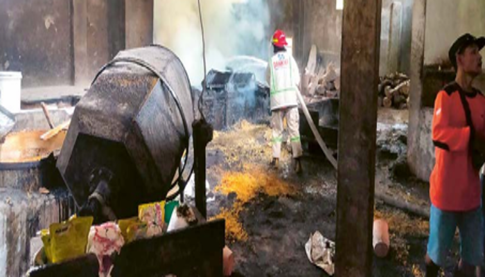 HANGUS: Tim Damkar Kabupaten Malang berusaha memadamkan api yang membakar dapur industri rumahan kudapan di Dusun Kedawung, Desa Majangtengah, Kecamatan Dampit, kemarin (20/10).