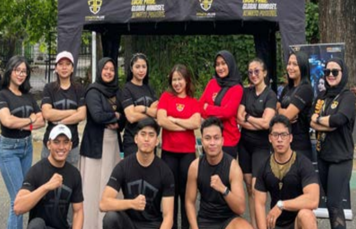 LEBIH DEKAT: Fitness Plus memperkenalkan cabang baru kepada pengunjung CFD kemarin pagi.