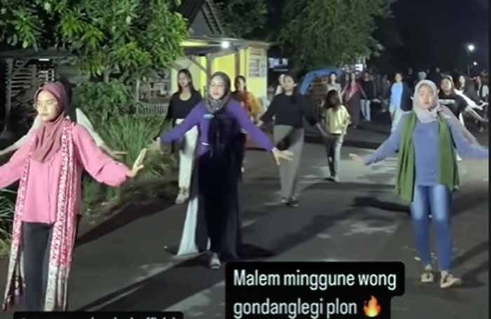Salah satu kelompok peserta karnaval Pesona Gondanglegi Malang sedang menjalani jadwal latihan