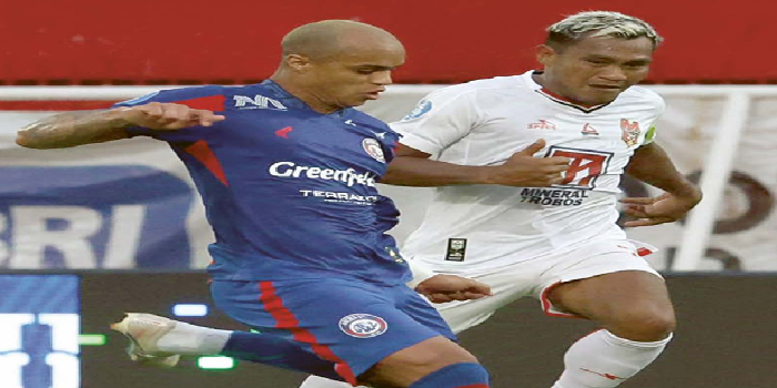 UNJUK GIGI: Wiliam Marcilio (kiri) berusaha lepas dari penjagaan penggawa Malut United Safrudin Tahar dalam laga BrI Liga 1, Sabtu lalu (19/10). DARMONO/RADAR MALANG