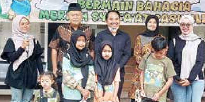 KEPEDULIAN: Para pengurus KAN Jabung bersama anak-anak yatim piatu setelah penyaluran santunan, Sabtu lalu (19/10).