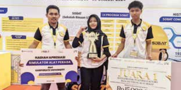 BERPESTASI: Siswa-siswi SMK Muhammadiyah 7 Gondanglegi menunjukkan penghargaan yang diraih di ajang Sobat Competition, Sabtu lalu (19/10).
