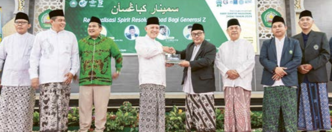 PERKUAT PEMAHAMAN: Rektor Unisma Prof Junaidi MPd PhD (tengah, berjas) foto bersama dengan narasumber Seminar Kebangsaan Hari Santri.