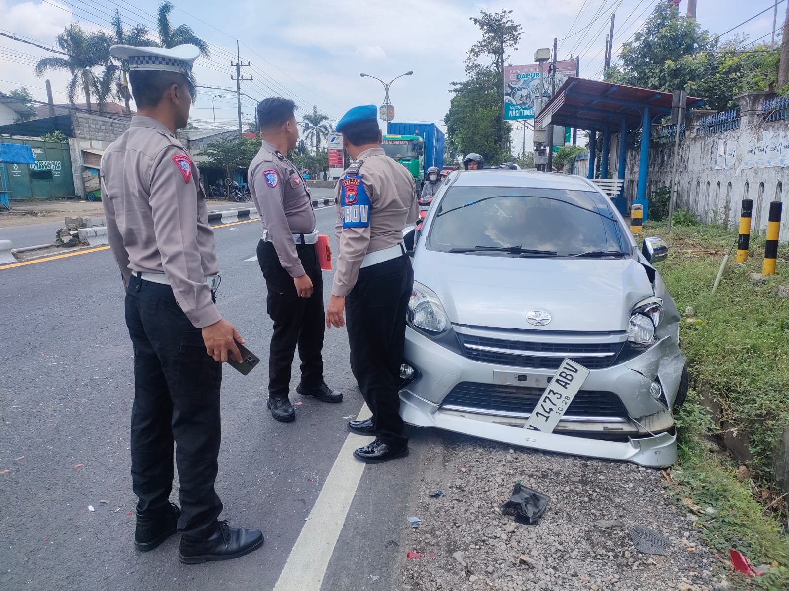 LAKA LANTAS: Polisi melakukan olah TKP di Jalan Raya Randuagung, Kecamatan Singosari, Kabupaten Malang kemarin (22/10).