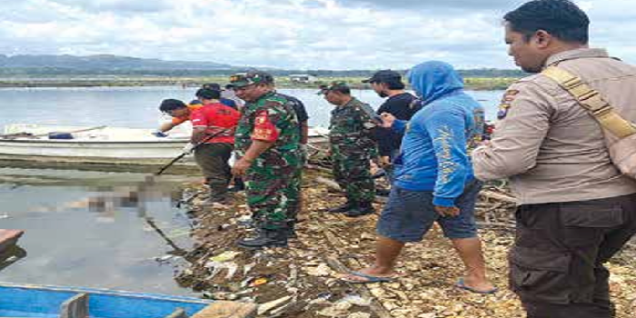DITEMUKAN: Tim dari TNI dan Polsek Sumberpucung bersama warga mengevakuasi jenazah korban di Bendungan Sutami, Desa Jatiguwi, Kecamatan Sumberpucung kemarin (21/10).
