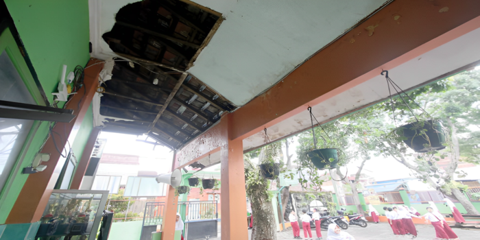 TUNGGU INSTRUKSI: Sejumlah plafon di SDN Tanjungrejo 3, Kecamatan Sukun jebol. Pihak sekolah belum mengetahui kapan perbaikan bakal dilakukan.