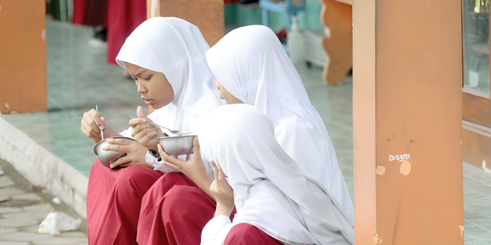 SELESAI UJI COBA: Tiga pelajar SDN Kauman 2 menikmati makanan yang dibeli dari kantin sekolah, kemarin.