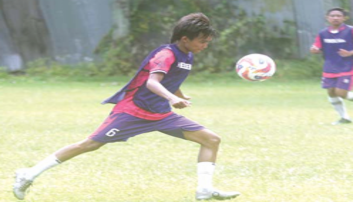KERJA KERAS : Pemain Persema Malang berusaha mengontrol bola  dalam sesi latihan di Lapangan  tunggulwulung, Kota Malang,  kemarin.