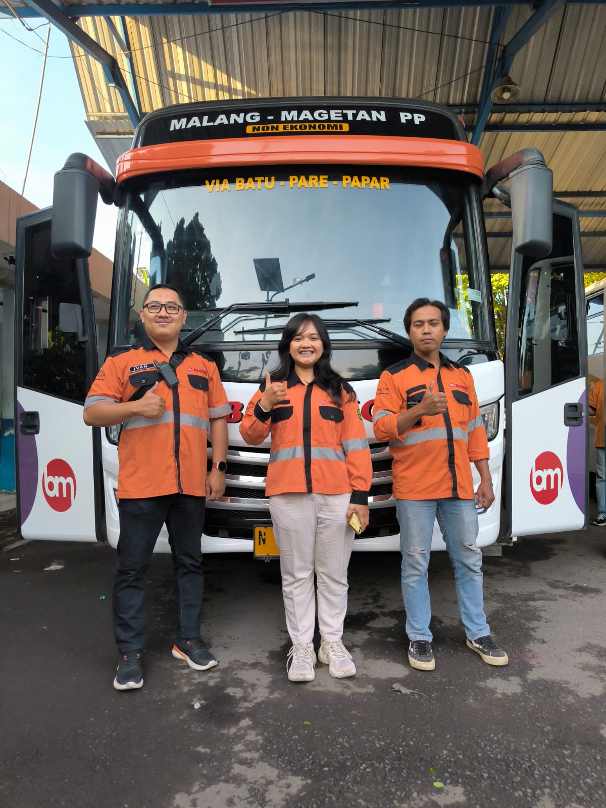 JALUR BARU: Penanggung Jawab Operasional PT Bagong Ivang Hermawan (kiri) bersama dua admin perusahaan bersiap memberangkatkan penumpang dari Terminal Landungsari kemarin.
