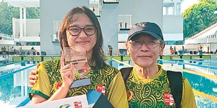 ANAK DIDIK BERPRESTASI: Gigih Hartono (kanan) foto bersama Izzy Dwifaiva Hefrisyanthi di GOR Akuatik Stadium, Jakarta. Saat itu, Izzy menjadi perenang terbaik di Kejuaraan Nasional Akuatik 2023.