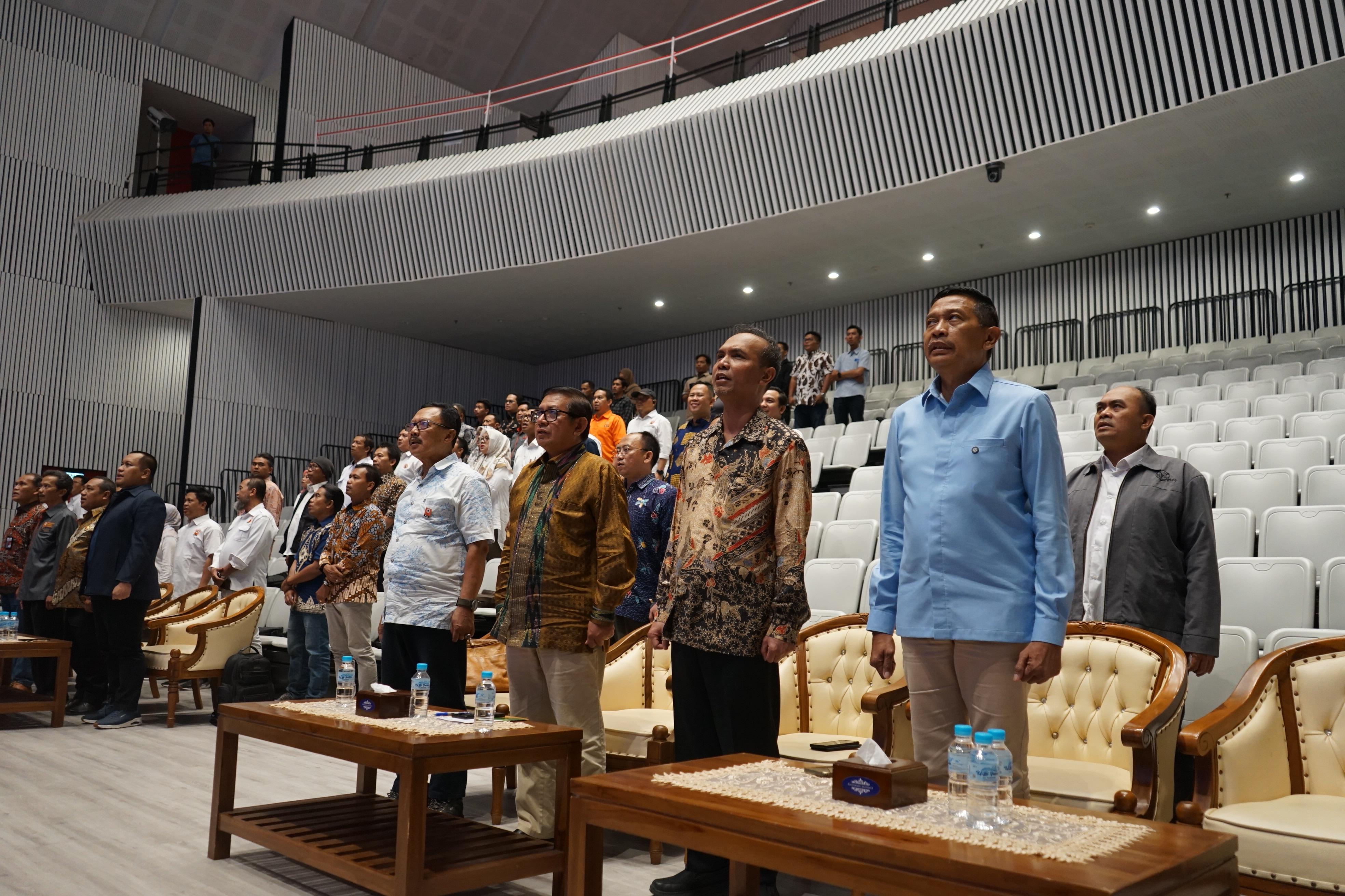 AMANAH BARU: Dr Ir Wahyu Hidayat MM (kanan) bersama pengurus PC PII Kabupaten Malang menjalani pelantikan di Auditorium Universitas Brawijaya, Jumat lalu (18/1)