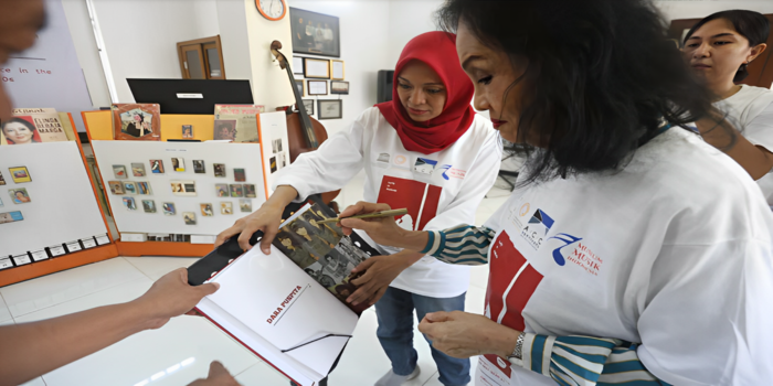 TIDAK DIPERJUALBELIKAN: Susy Nander, mantan drummer band Dara Puspita membubuhkan tanda tangan dalam buku karya Museum Musik Indonesia, kemarin.