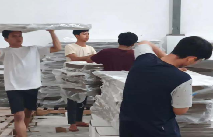 MINTA GANTI YANG RUSAK: Sejumlah pekerja menata bilik suara di gudang KPU Kota Malang di Jalan Peltu Sujono Nomor 9A, Kecamatan Sukun.
