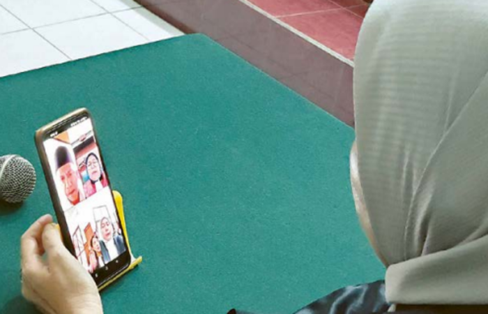 MEMALUKAN: Terdakwa Fiqih Arfani disidang secara online di PN Surabaya.