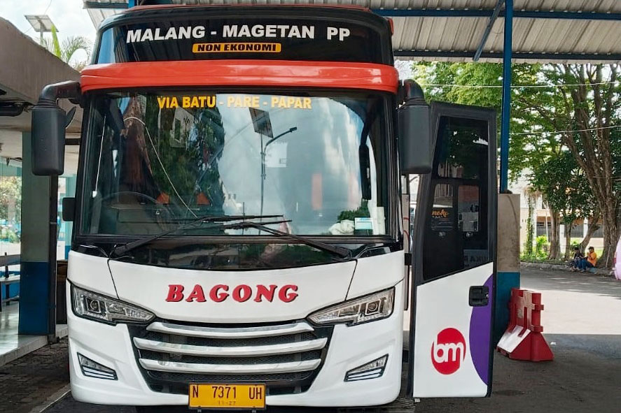 Bus Bagong trayek baru Malang Magetan sedang bersiap berangkat dari terminal