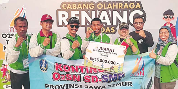 INGIN JADI TENTARA: Airlangga Tguh Ashari (tengah) foto bersama guru dan penanggung jawab kontingen Jatim di O2SN, Agustus lalu.