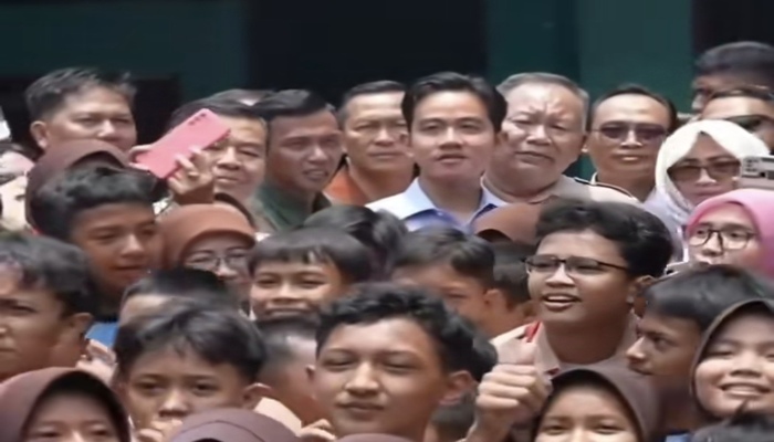 REALISASI : Wakil Presiden Gibran Rakabuming Raka mulai melakukan uji coba untuk program makan siang gratis di SDN 3 Jakarta Pusat dan SMPN 70 Jakarta sejak Rabu (23/10).