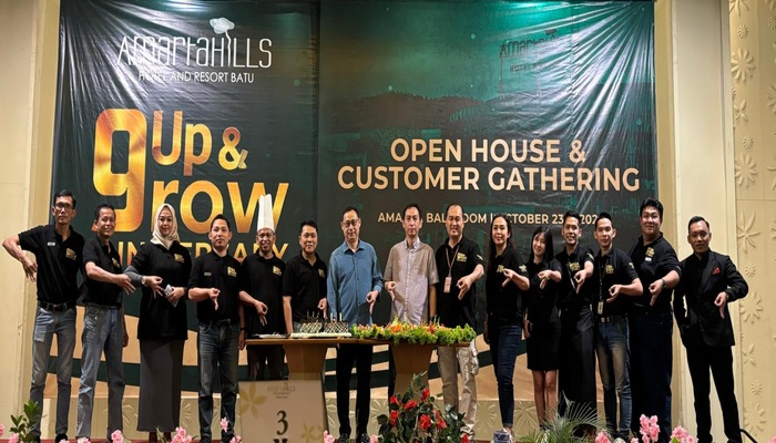 SIAP MENUJU SATU DEKADE: Board of Directors dan Owner Amartahills, Bapak Michael Tedjakusuma dan Bapak Steven Tedjakusuma foto bersama dengan para karyawan hotel  didampingi General Manager Amartahill
