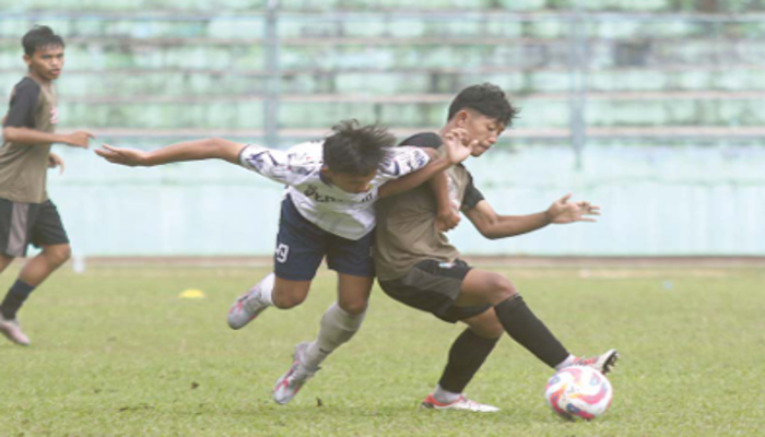 SEGERA EVALUASI: Pemain Persema (kiri) berusaha merebut bola dalam uji coba melawan tim sepak bola  Porprov Kota Malang di Stadion Gajayana, kemarin. Bledek Biru tumbang dengan skor 1-2.