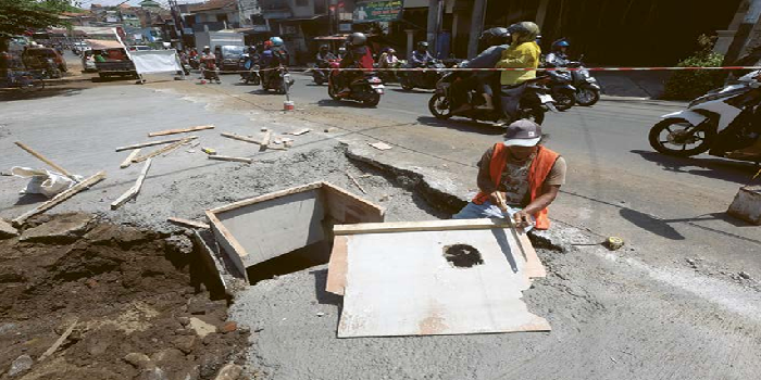 TERIMBAS CUACA EKSTREM: Perbaikan di Jalan Muharto masih berlangsung kemarin. Pemkot mengganti material drainase di sana dengan box culvert berukuran 1x1 meter. DARMONO/ RADAR MALANG