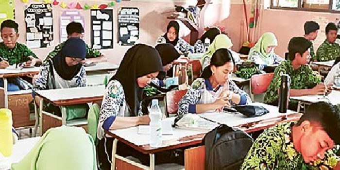 FOKUS : Pembiasan literasi digital yang dilakukan siswa SMPN 3 Malang, kemarin (23/10). SMPN 3 FOR RADAR MALANG