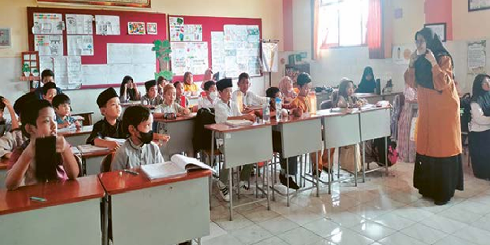 PERKUAT LITERASI : Salah satu guru SD Insan Amanah Malang Ayu Rizki Oli Taufiqoh MPd memvisualkan makna sebuah buku saat kegiatan literasi di kelas. SD INSAN AMANAH FOR RADAR MALANG