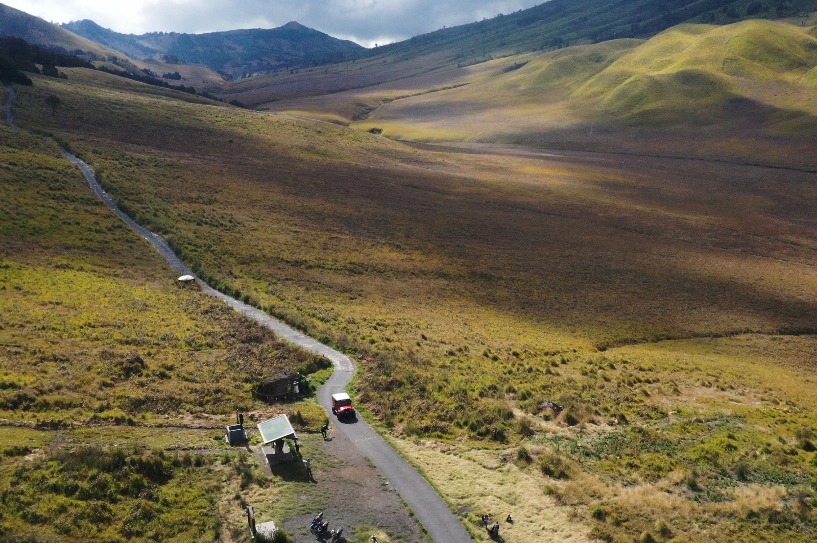 WISATA ALAM: Rombongan wisatawan menggunakan mobil jeep melintasi area Gunung Bromo. Mereka masuk dari pintu Ngadas, Kecamatan Poncokusumo, Kabupaten Malang.
